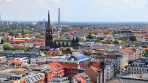 Ein Wohnviertel mit Mehrfamilienhäusern, einer Kirche und einem Industrie Gebiet