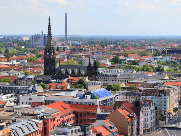 Ein Wohnviertel mit Mehrfamilienhäusern, einer Kirche und einem Industrie Gebiet